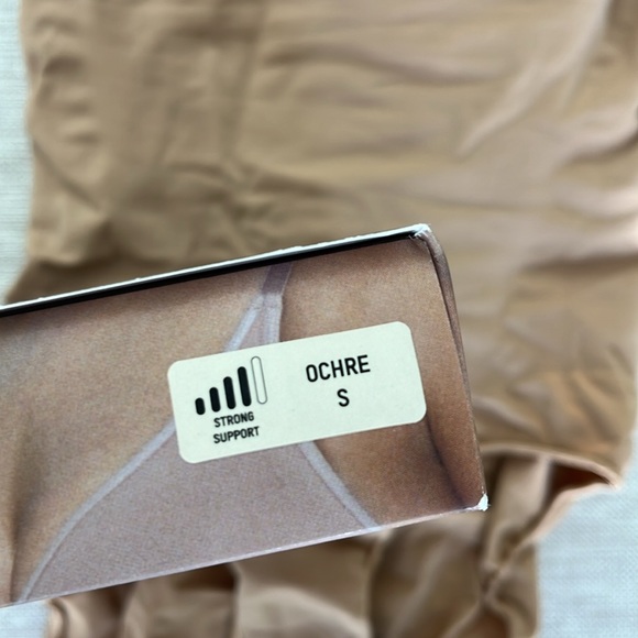 SKIMS seamless sculpt brief bodysuit - Picture 3 of 5